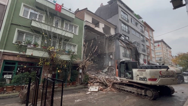 Bursa'da ilginç bir yıkım
4 katlı binanın zemininden yıkmaya başlayınca ortalık savaş alanına döndü