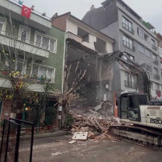 Bursa'da ilginç bir yıkım
4 katlı binanın zemininden yıkmaya başlayınca ort...
