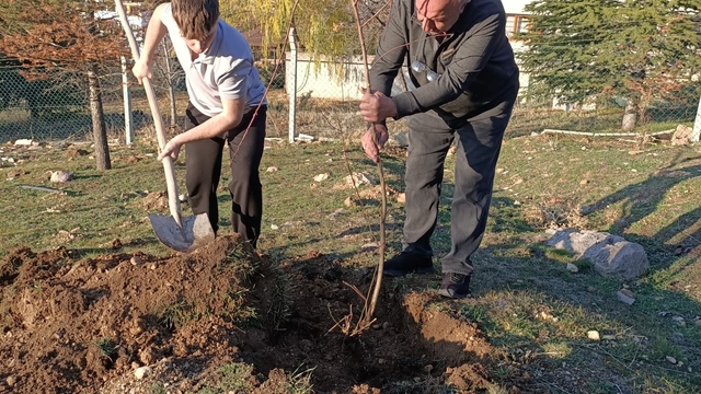 Sandıklılı yarenler badem fidan dikti
