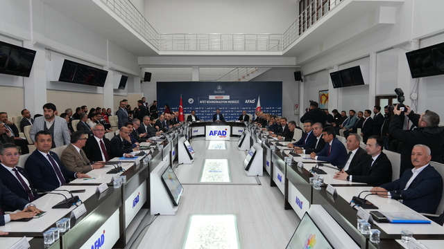 CHP'li Topal: 2 dakikada yok olan yüz yıllık kenti 2 yılda inşa etmek çok zordu, takdir ediyorum