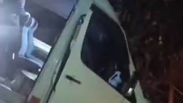 Yolcu minibüsü şarampolde asılı kaldı, faciadan dönüldü