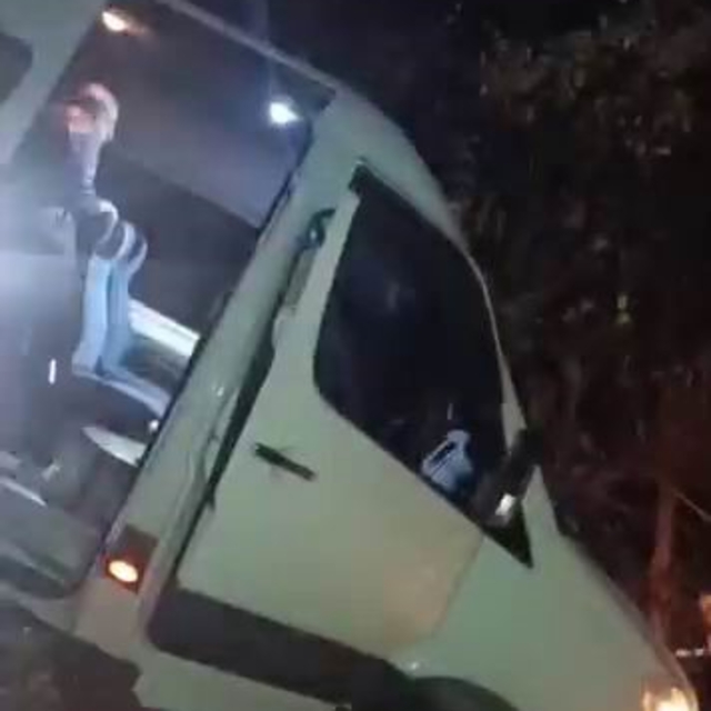 Yolcu minibüsü şarampolde asılı kaldı, faciadan dönüldü