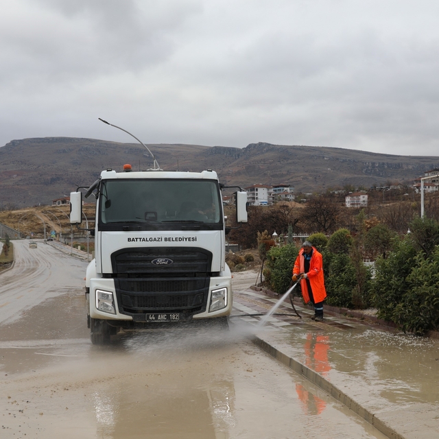 Battalgazi Belediyesi'nden Pınarbaşı Göleti çevresinde detaylı temizlik