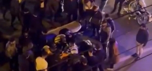 Kaza yapan motosiklet sürücüsünün acılar içinde bağırması kameraya yansıdı