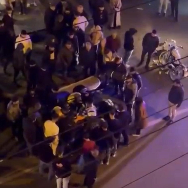 Kaza yapan motosiklet sürücüsünün acılar içinde bağırması kameraya yansıdı