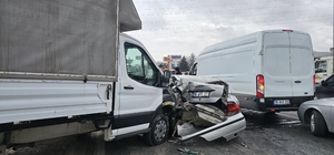 Kırmızı ışıkta duramayan kamyonet ortalığı savaş alanına çevirdi: 1'i ağır 3 yaralı