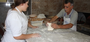 Bu iş yerinden çırak olarak içeri giren, patron olarak çıkıyor
45 yıldır pidecilik yapan usta, çıraklarını iş yeri sahibi yapıyor