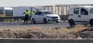 Mardin’de arızalanan otomobili polisler itti
