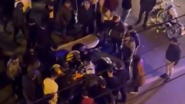 Kaza yapan motosiklet sürücüsünün acılar içinde bağırması kameraya yansıdı