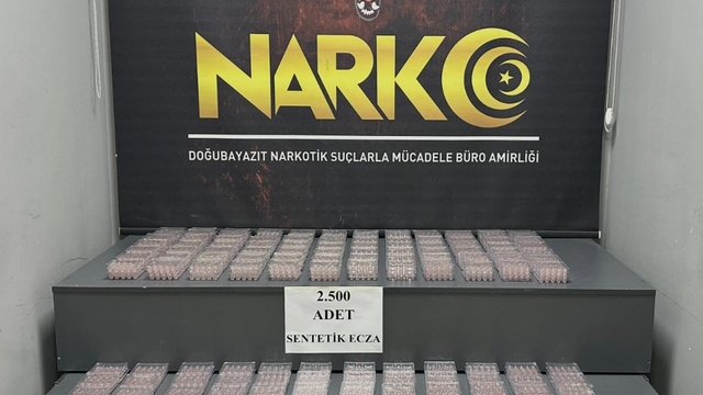 Ağrı'da tırda yüklü miktarda sentetik ecza yakalandı