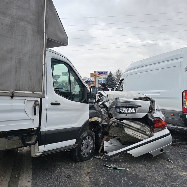 Kırmızı ışıkta duramayan kamyonet ortalığı savaş alanına çevirdi: 1'i ağır...