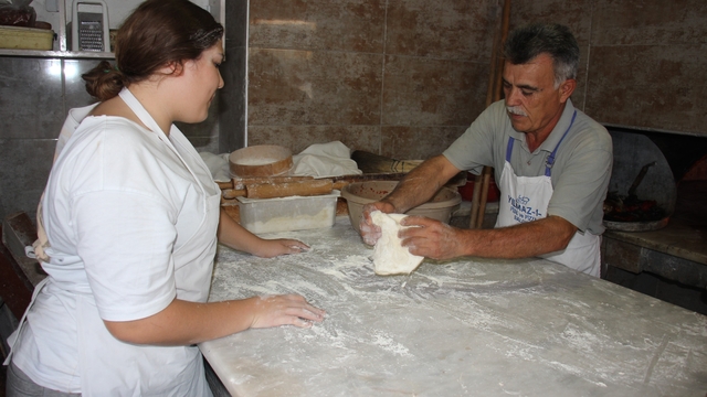 Bu iş yerinden çırak olarak içeri giren, patron olarak çıkıyor
45 yıldır pidecilik yapan usta, çıraklarını iş yeri sahibi yapıyor