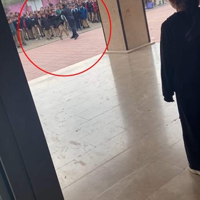 Okul müdürünün, öğrenciyi yakasından tutup yere savurduğu görüntülere incel...