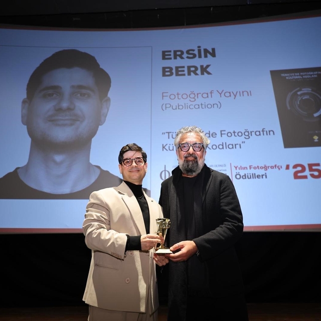 Öğretim görevlisi "Yılın Fotoğraf Yayını" ödülüne layık görüldü