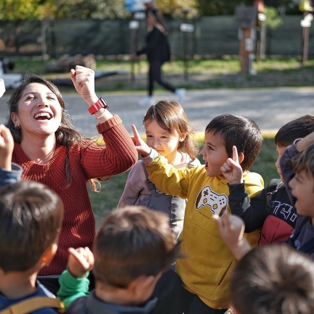 Minik eller tohumları toprakla buluşturdu