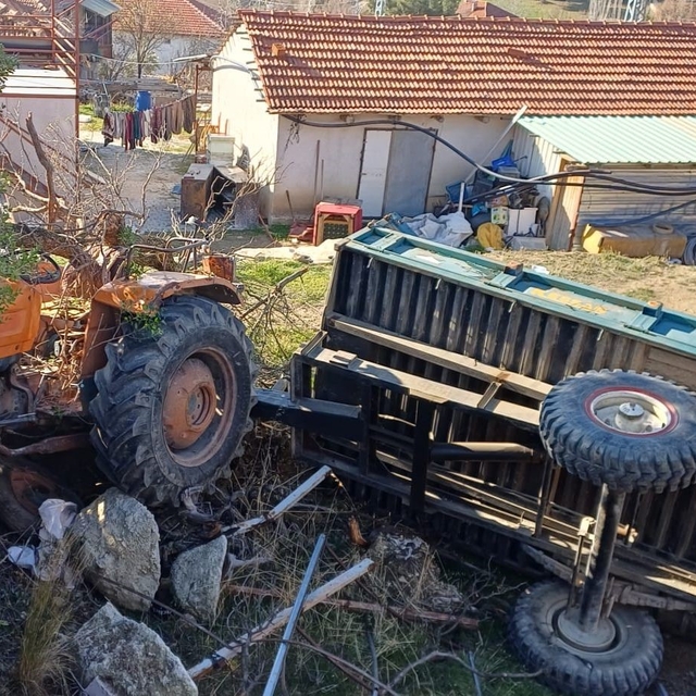 Burdur'da otomobille çarpışan traktör devrildi: 3 yaralı