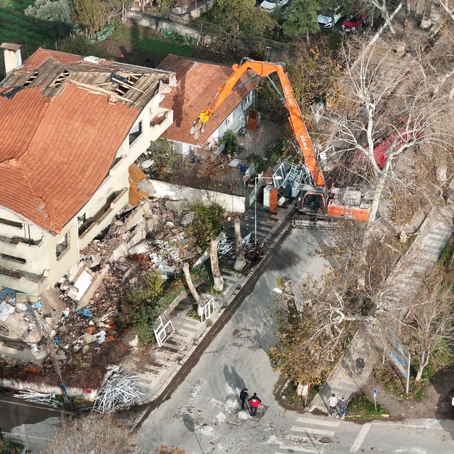Sındırgı'da ağır hasarlı 18 bina daha yıkıldı
