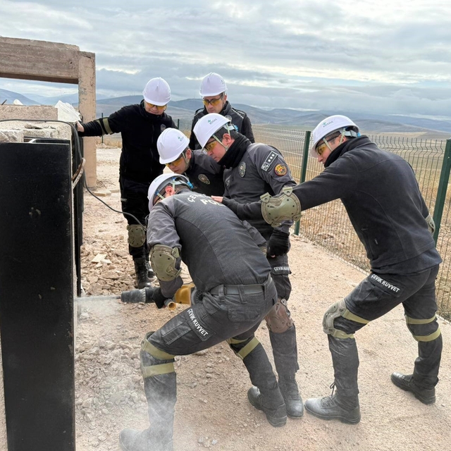 Bayburt'ta Çevik Kuvvet personeline enkazda arama kurtarma eğitimi