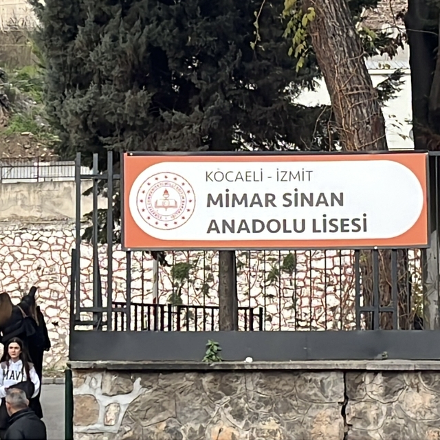 Lisede 3'üncü kattan düşen Deniz, ağır yaralandı