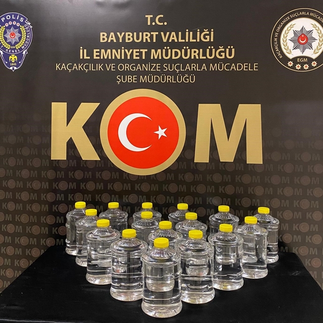 Bayburt'ta Roma dönemine ait 15 adet sikke ve 40 litre kaçak alkol ele geçi...