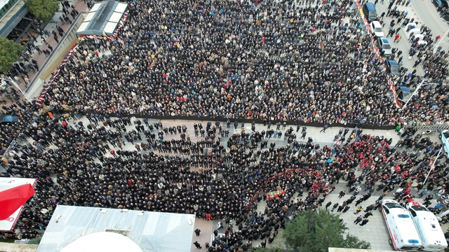 Manisa, ilk kadın başkanına ağladı
Gülşah Durbay son yolculuğuna sevgi seliyle uğurlandı