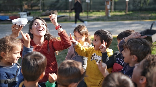 Minik eller tohumları toprakla buluşturdu
