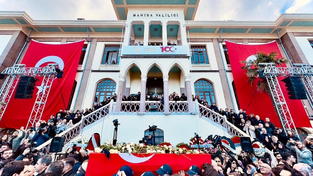 Şehzadeler Belediye Başkanı Gülşah Durbay için belediye önünde tören (2)
