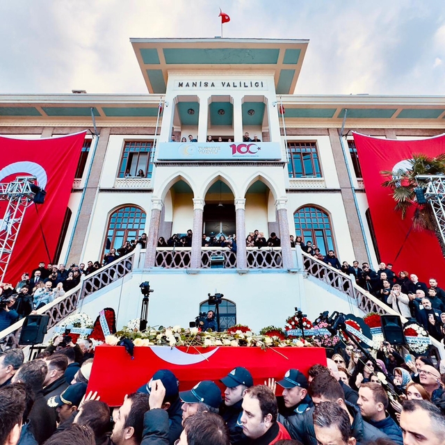 Şehzadeler Belediye Başkanı Gülşah Durbay için belediye önünde tören (2)