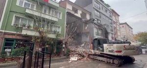 Yıkımına zeminden başlanan 4 katlı binanın en üst katı ayakta kaldı