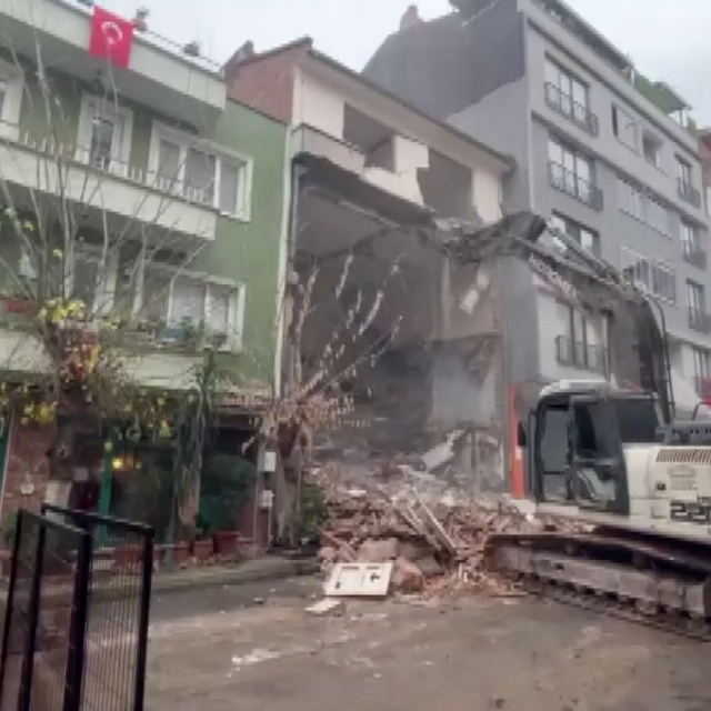 Yıkımına zeminden başlanan 4 katlı binanın en üst katı ayakta kaldı