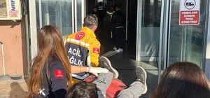 Okul bahçesinin çitinden atlarken bacağına demir saplandı