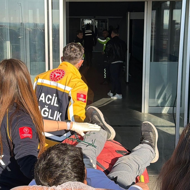 Okul bahçesinin çitinden atlarken bacağına demir saplandı