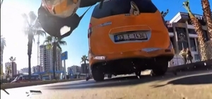 Motosikletin taksiye çarptığı kaza, kask kamerasında