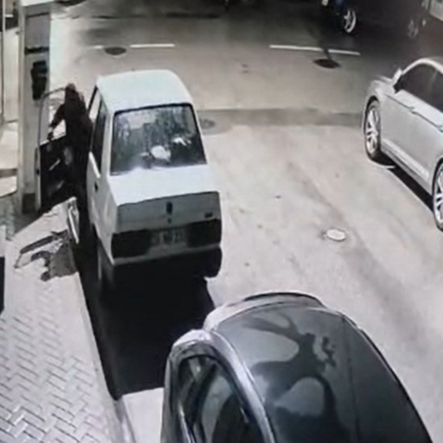 Park halindeki araçtan oto teyp çalan şüpheli yakalandı