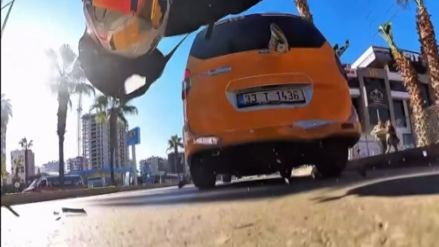 Motosikletin taksiye çarptığı kaza, kask kamerasında
