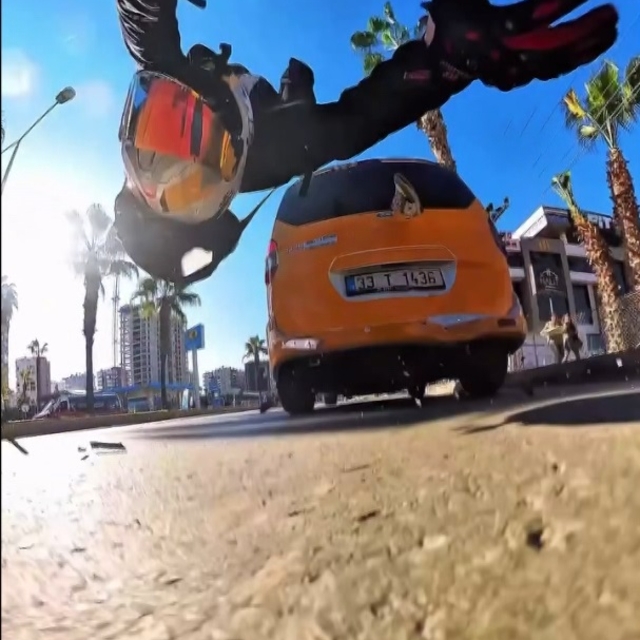 Motosikletin taksiye çarptığı kaza, kask kamerasında