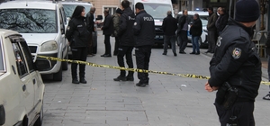 Yoldan geçenleri bıçakladı: 1'i ağır 3 yaralı