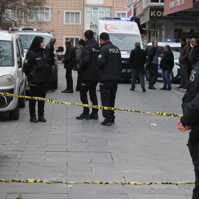 Yoldan geçenleri bıçakladı: 1'i ağır 3 yaralı