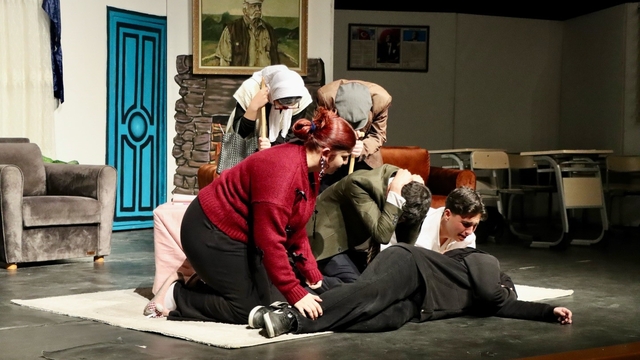 "Modem sustu, ev konuştu" tiyatro oyunu sahnelendi