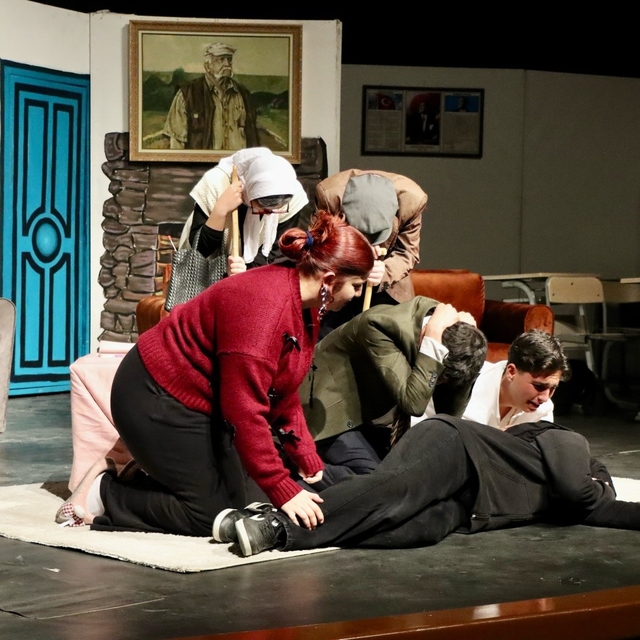 "Modem sustu, ev konuştu" tiyatro oyunu sahnelendi