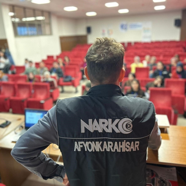 Polisten üniversite öğrencilerine uyuşturucu ile mücadele eğitimi