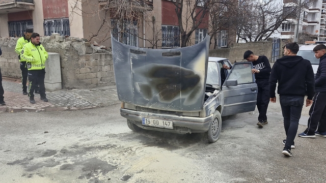 Motor kısmı tutuşan otomobili yanmaktan itfaiye kurtardı