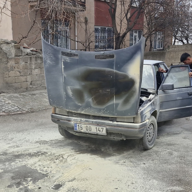 Motor kısmı tutuşan otomobili yanmaktan itfaiye kurtardı