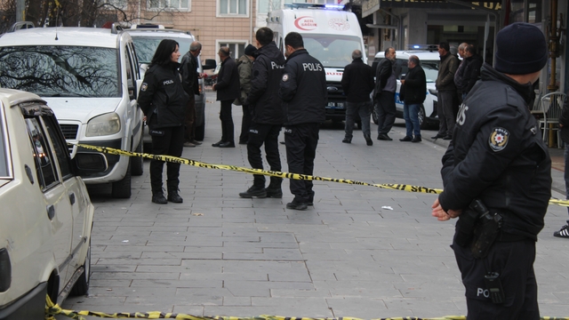 Yoldan geçenleri bıçakladı: 1'i ağır 3 yaralı