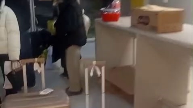 Eğitim için 4 bin 301 kilometre yol kat ettiler, şimdi kapı önündeler
Yapı kullanım izni olmadan yurdu faaliyete geçirip öğrencilerden para almışlar
Öğrenci velisi Zhanar Zhakupova: "Kimisinin ailesi son paralarıyla çocuklarını okutuyor, kredi çekiyor"