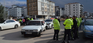 Takiple yakalanan sürücünün ağlayan çocuklarını polis sakinleştirdi