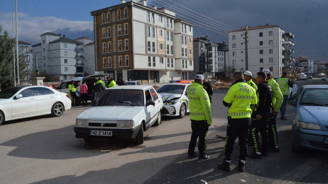 Takiple yakalanan sürücünün ağlayan çocuklarını polis sakinleştirdi
