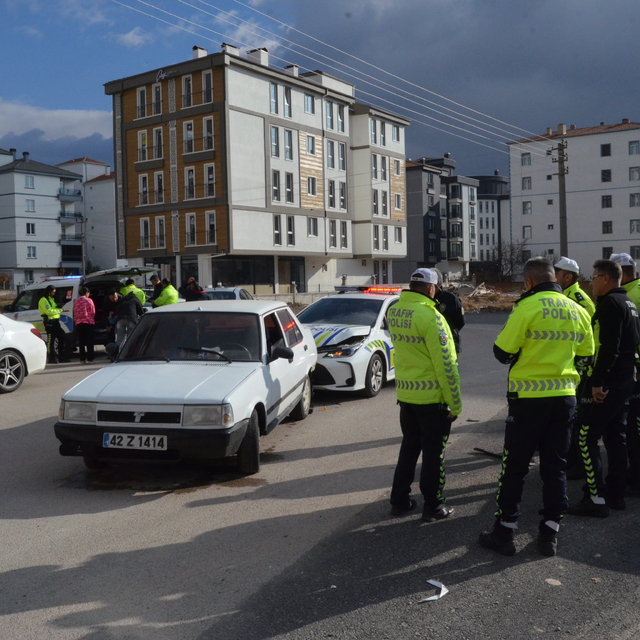 Takiple yakalanan sürücünün ağlayan çocuklarını polis sakinleştirdi