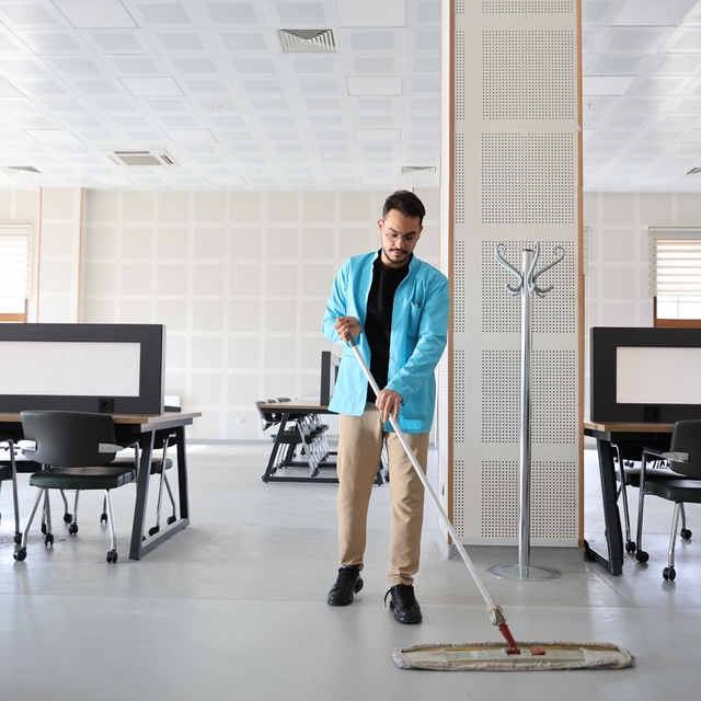 Kütüphanede memur, amfide tıp öğrencisi
Temizlik görevlisi olarak çalıştığı...