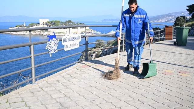 Büyükşehir'den Kuşadası'nda çevre temizliği